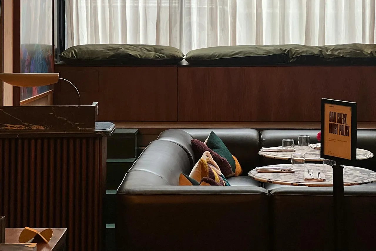Şık, sıcak bir bar & lounge oturma alanı