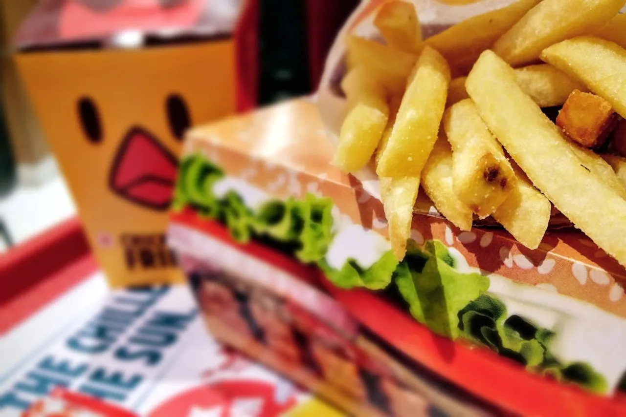 Taze hazırlanmış burger ve patates kızartması